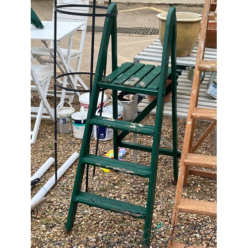 461 - A SMALL 3 STEP PLUS DECK, WOODEN STEP LADDER PAINTED GREEN