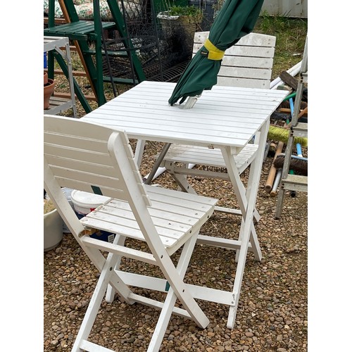 467 - A SMALL SQUARE GARDEN TABLE WITH 2 MATCHING CHAIRS, WHITE SLATTED ALUMINIUM, IN GOOD CONDITION.