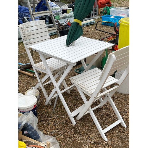 467 - A SMALL SQUARE GARDEN TABLE WITH 2 MATCHING CHAIRS, WHITE SLATTED ALUMINIUM, IN GOOD CONDITION.