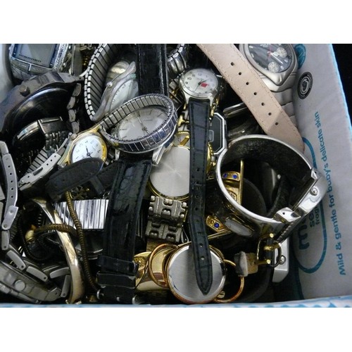 121 - A BOX OF MANY WATCHES AT LEAST 30