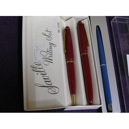 21 - A VINTAGE SAVILLE DE-LUX WRITING SET PLUS A PARKER PEN