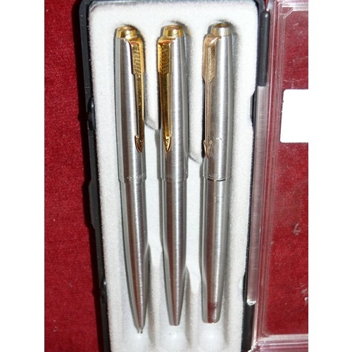 16 - A BOXED SET OF PARKER PENS