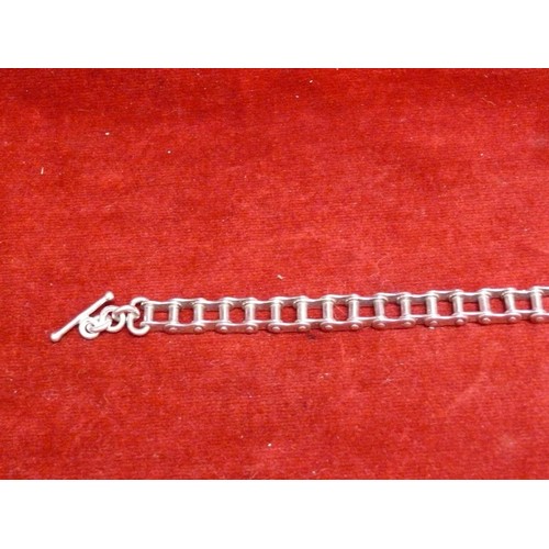 27 - A VERY UNUSUAL SOLID SILVER BIKE CHAIN BRACELET WEIGHT 50.78gr LENGTH 8.5