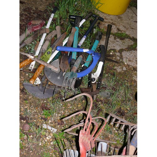 471 - 14 VARIOUS GARDEN RAKES, HOES, TILLERS AND FURROW MAKING TOOLS