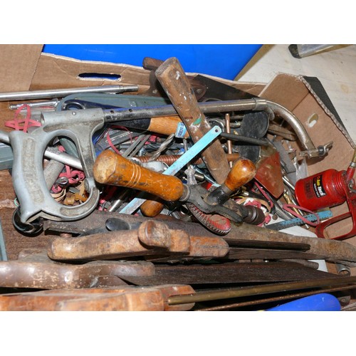 482 - A LARGE TRAY OF MIXED TOOLS INCLUDING, SAWS, CLAMPS, OIL CAN AND MANY MORE GOOD ITEMS