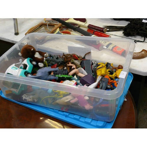 493 - A LIDDED STORAGE BOX OF CHILDRENS TOYS, DINOSAURS , CARS AND MORE