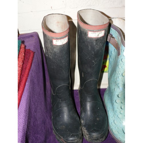 176 - A PAIR OF BLACK & WHITE WELLIES WITH DAISIES SIZE 6,5, RAINDROP WELLIES SIZE 6 AND FURTHER PAIR OF A... 