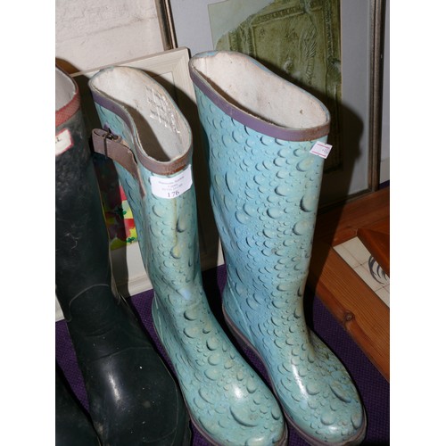 176 - A PAIR OF BLACK & WHITE WELLIES WITH DAISIES SIZE 6,5, RAINDROP WELLIES SIZE 6 AND FURTHER PAIR OF A... 