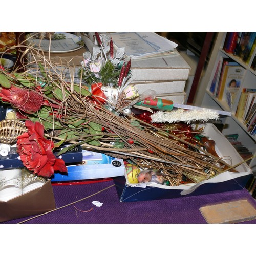 230 - SELECTION OF CHRISTMAS DECORATIONS, CRACKERS, CARDS ETC