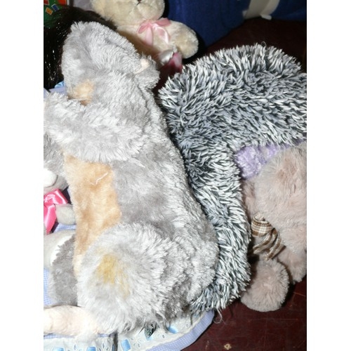 275 - COLLECTION OF CUDDLY TOYS TO INCLUDE BOYDS BEAR, SQUIRREL, BUNNY, POSH BEAR ETC