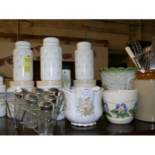 299 - A TABLE TOP OF VARIOUS KITCHENWARE TO INCLUDE UTENSIL POT AND UTENSILS, SPICE JARS, LIPTONICE GLASSE... 