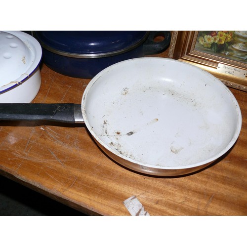 374 - 2 GOOD QUALITY FRYING PANS AND A ENAMEL OVEN PAN