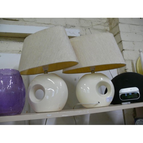 80 - LARGE GRECIAN STYLE URN, LILAC CRACKLE EFFECT VASE AND A PAIR OF CREAM BEDSIDE LAMPS WITH HESSIAN SH... 