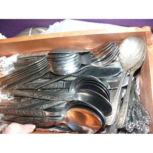 195 - LARGE QUANTITY OF CUTLERY AND KITCHEN UTENSILS