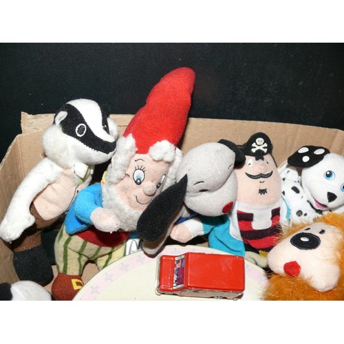 224 - SELECTION OF VINTAGE TOYS AND CHILDRENS ITEMS TO INCLUDE POSTMAN PAT, NODDY, 101 DALMATIONS, WINNIE ... 