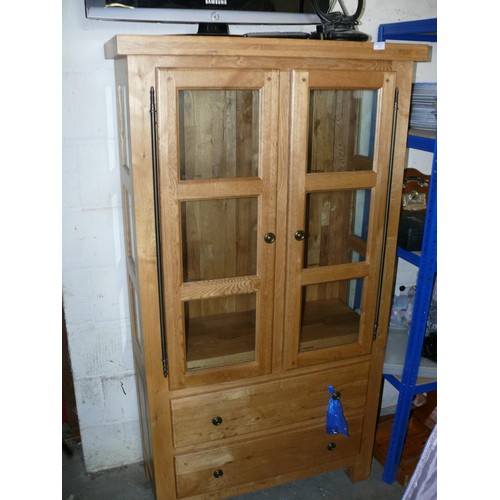 232 - A STUNNING SOLID OAK DISPLAY CABINET WITH GLAZED DOORS AND DRAWERS BELOW