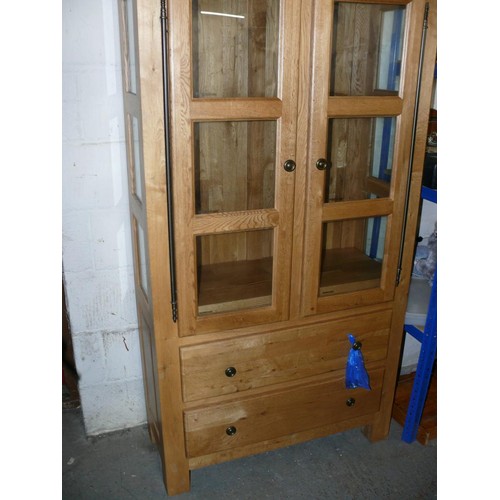 232 - A STUNNING SOLID OAK DISPLAY CABINET WITH GLAZED DOORS AND DRAWERS BELOW