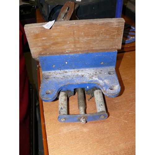 234 - A LARGE JOINERS BENCH VICE AND BAILEY NO.4 SMOOTHING PLANE