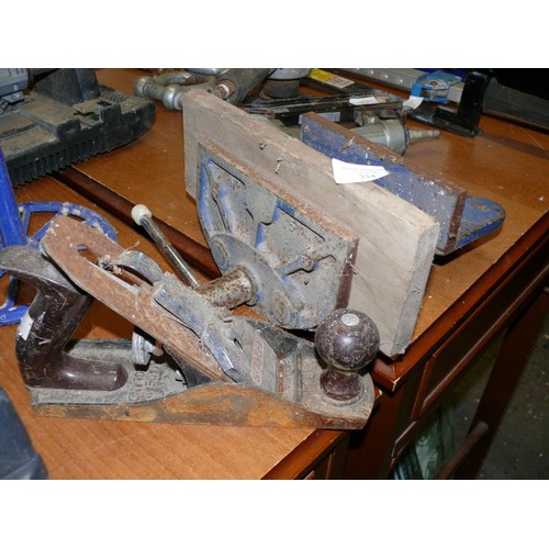 234 - A LARGE JOINERS BENCH VICE AND BAILEY NO.4 SMOOTHING PLANE