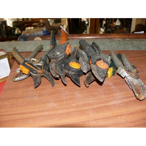 261 - LARGE COLLECTION OF SECATEURS