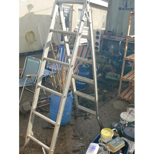 519 - STEP LADDER THAT CAN BE STRAIGHTEND INTO A LADDER IDEAL FOR LOFT ACCESS