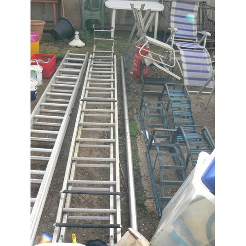 522 - ALUMINIUM EXTENDING PROFESSIONAL ROOF ACCESS LADDER, 2 SECTIONS EXTENDS TO 21 FOOT  LONG