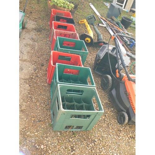 535 - 8 BOTTLE CRATES IN RED GREEN AND BLACK, ONE IS SAM SMITHS