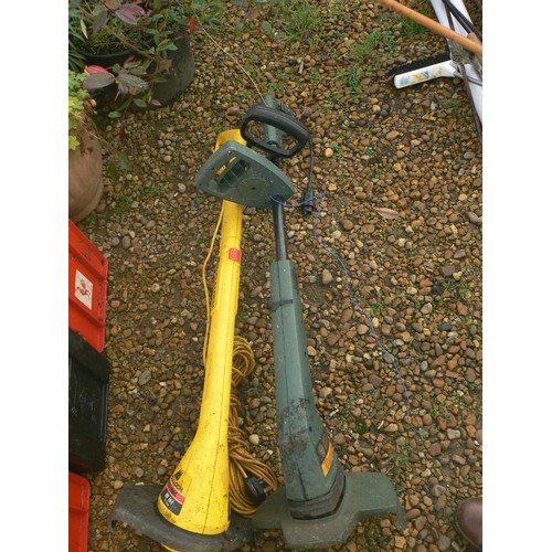 537 - 2 STRIMMERS A BLACK AND DECKER AND A Mc CULLOCH BOTH CORDED