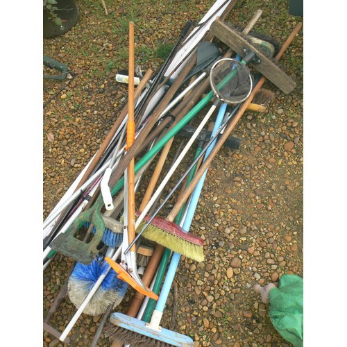 541 - A LARGE SELETION OF GARDEN AND OUTSIDE TOOLS