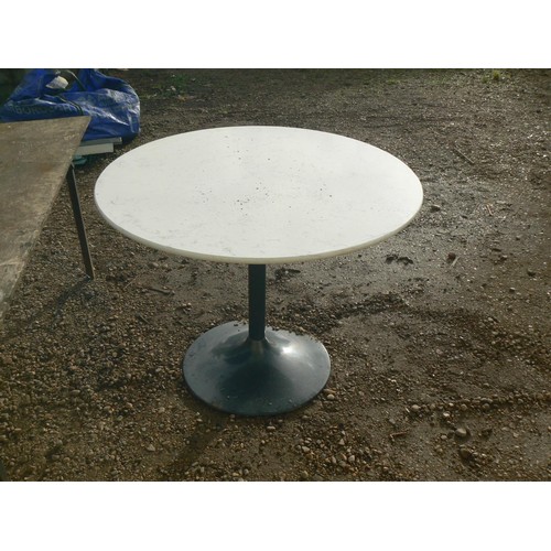 546 - MARBLE TABLE 100 CM ACROSS  ON PEDESTAL CENTRAL LEG, IN GOOD CONDITION