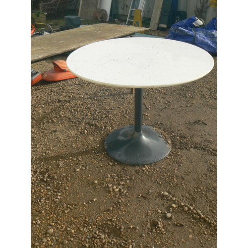 546 - MARBLE TABLE 100 CM ACROSS  ON PEDESTAL CENTRAL LEG, IN GOOD CONDITION