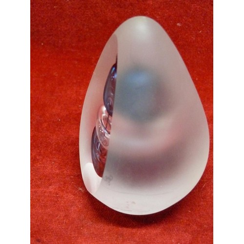 40 - Svaja Porto Santo art glass paperweight. Frosted egg shape in a sea blue & violet colourway.