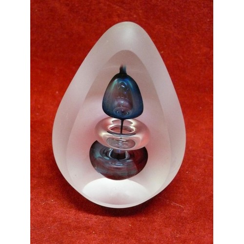 40 - Svaja Porto Santo art glass paperweight. Frosted egg shape in a sea blue & violet colourway.