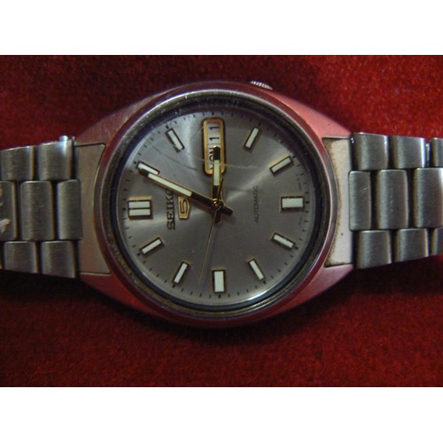 54 - Seiko 5 automatic wrist watch with stainless steel link strap and gold details. WORKING