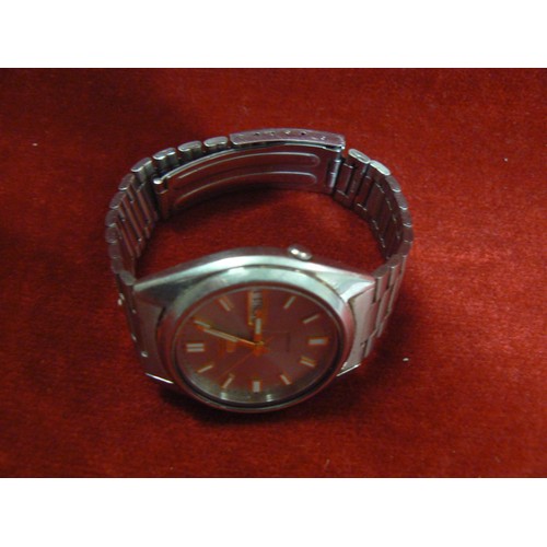 54 - Seiko 5 automatic wrist watch with stainless steel link strap and gold details. WORKING