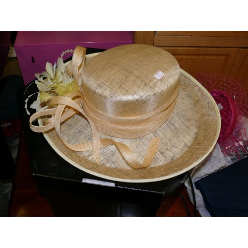 503 - LADIES HAT, A FASCINATOR AND A CLUTCH BAG IN A MILLINERY HAT BOX