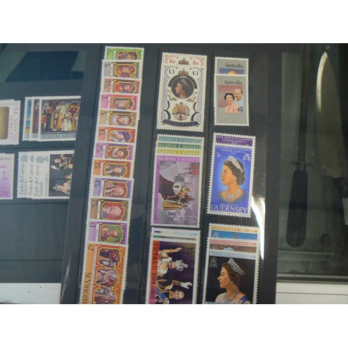 61 - Postage stamps of the British Commonwealth commemorating the Silver Jubilee 1977. Including souvenir... 