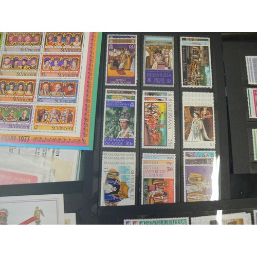 61 - Postage stamps of the British Commonwealth commemorating the Silver Jubilee 1977. Including souvenir... 