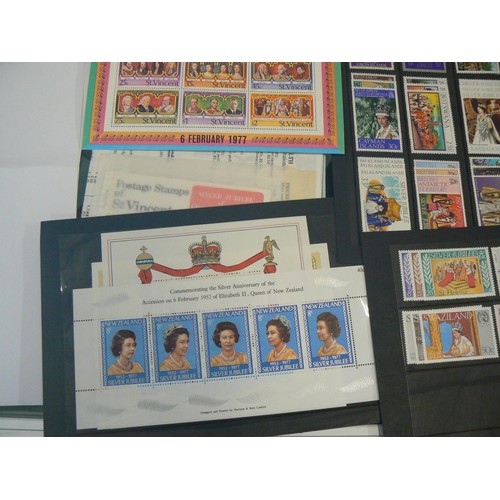 61 - Postage stamps of the British Commonwealth commemorating the Silver Jubilee 1977. Including souvenir... 