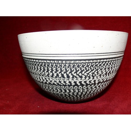 19 - Horst Göbbels art pottery bowl, finished in grey with black scratch carved black slip decoration.

H... 