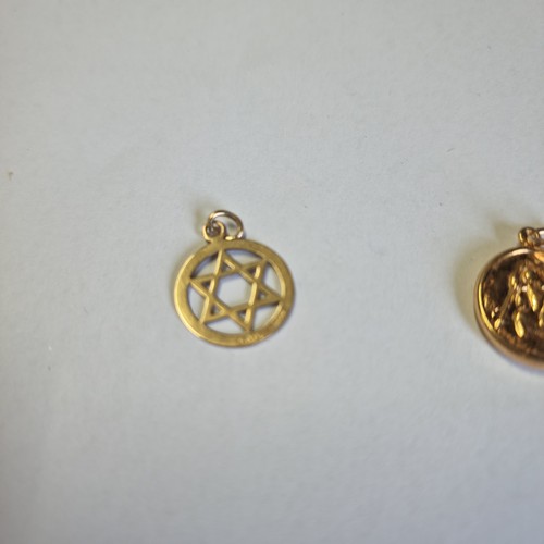 17A - 2 9ct GOLD PENDENTS A STAR OF DAVID AND ST CHRISTOPHER WEIGHT 1.6gr