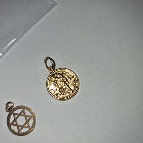 17A - 2 9ct GOLD PENDENTS A STAR OF DAVID AND ST CHRISTOPHER WEIGHT 1.6gr