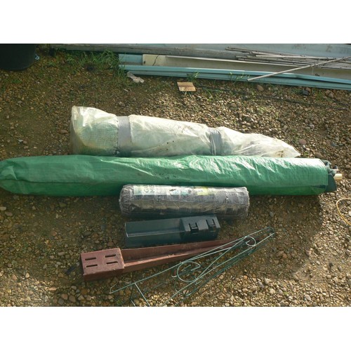 553 - 2 METPOST GROUND ANCHORS A ROLL OF PLASTIC FENCING MESH, A PARASOL AND ANOTHER THING? ADDITIONALLY A... 