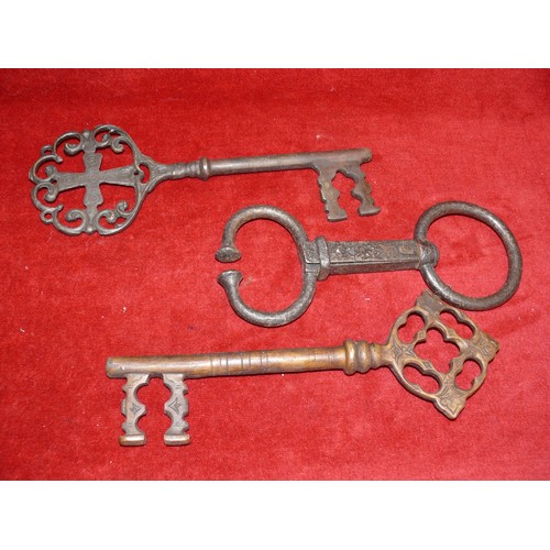 79 - A PAIR OF LARGE HEAVY METAL DECORATIVE KEYS