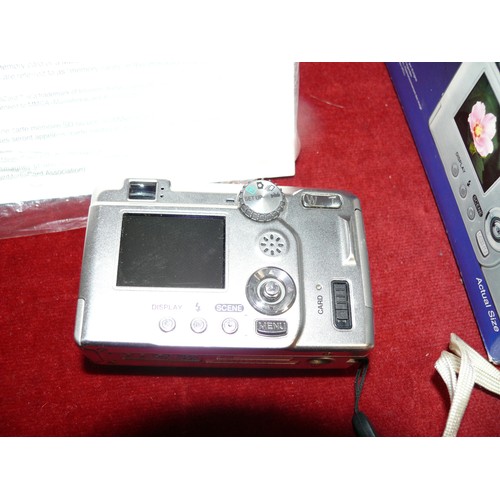 95 - KYOCERA DIGITAL CAMERA FINECAM S3R WITH ORIGINAL BOX AND INSTRUCTIONS