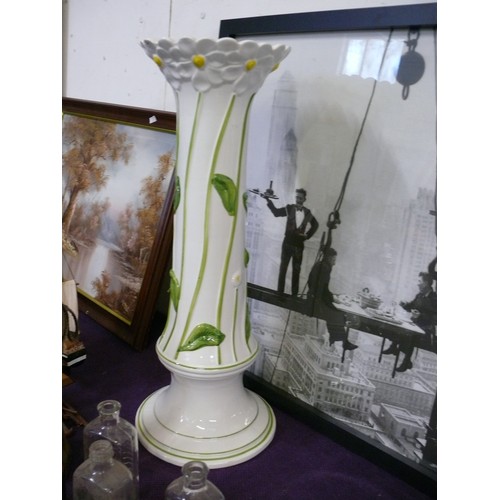 122 - VERY LARGE DECORATIVE CERAMIC GREEN VASE AND A WHITE AND GREEN JARDINERE STAND