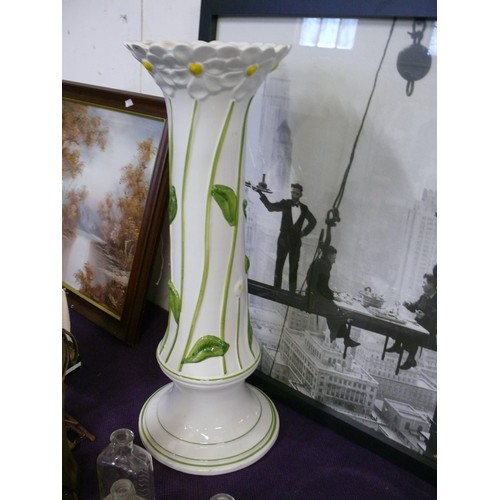 122 - VERY LARGE DECORATIVE CERAMIC GREEN VASE AND A WHITE AND GREEN JARDINERE STAND