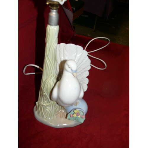 133 - LLADRO STYLE TABLE LAMP WITH BIRD FIGURE