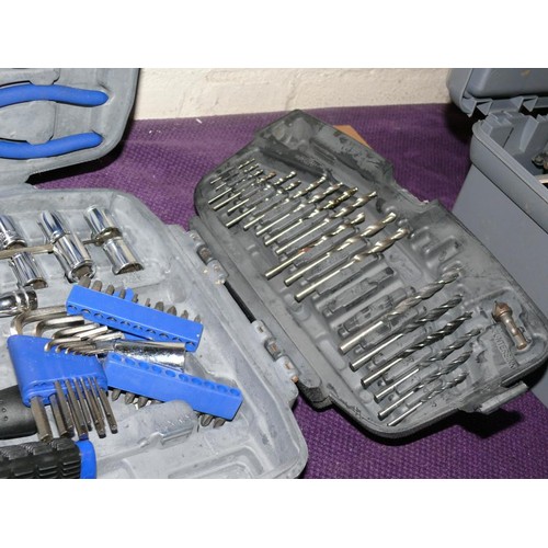 179 - MULTI TOOL SET IN FITTED CASE