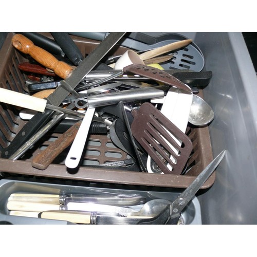 196 - A LARGE COLLECTION OF KITCHENWARE, UTENSILS ETC